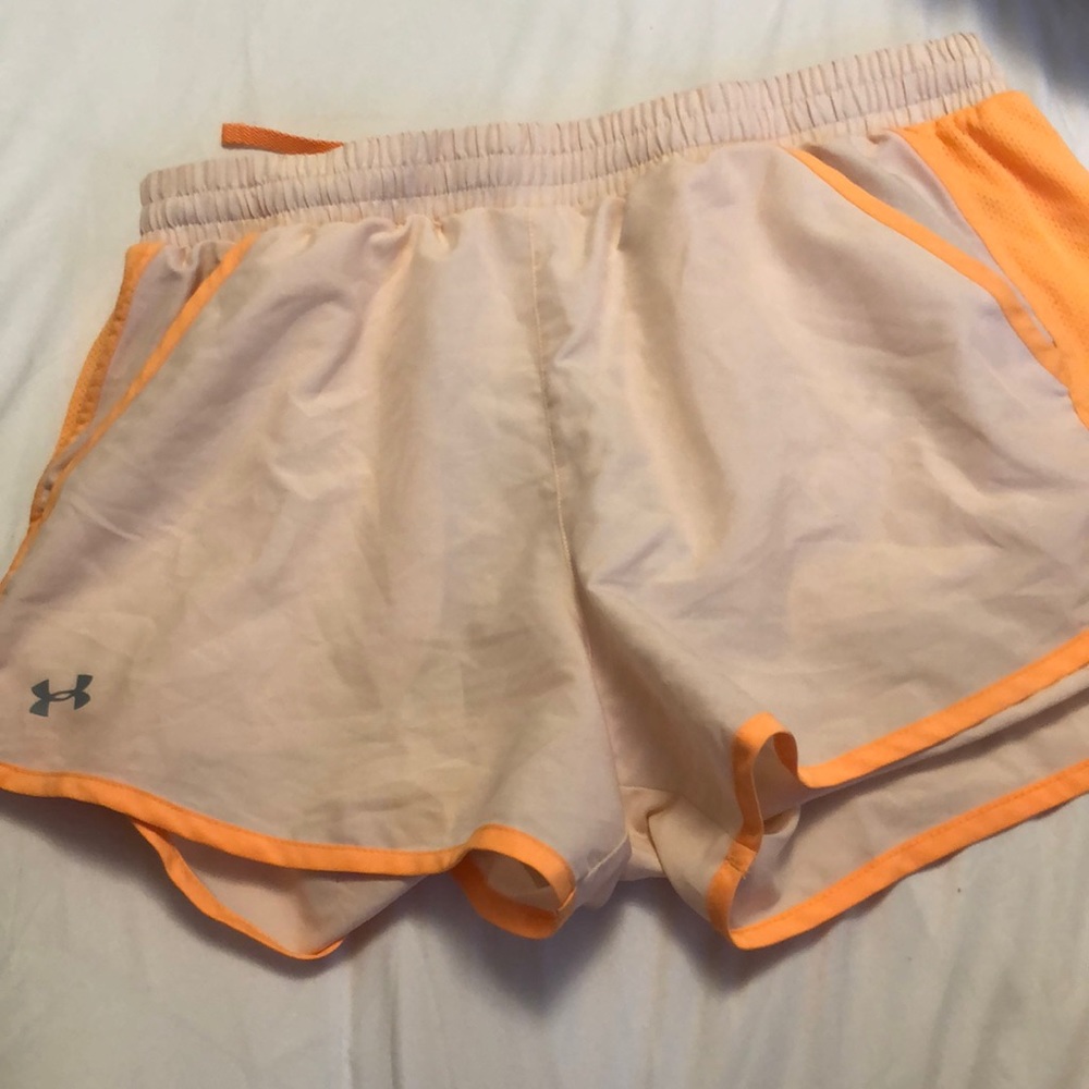 Athletic shorts with pockets